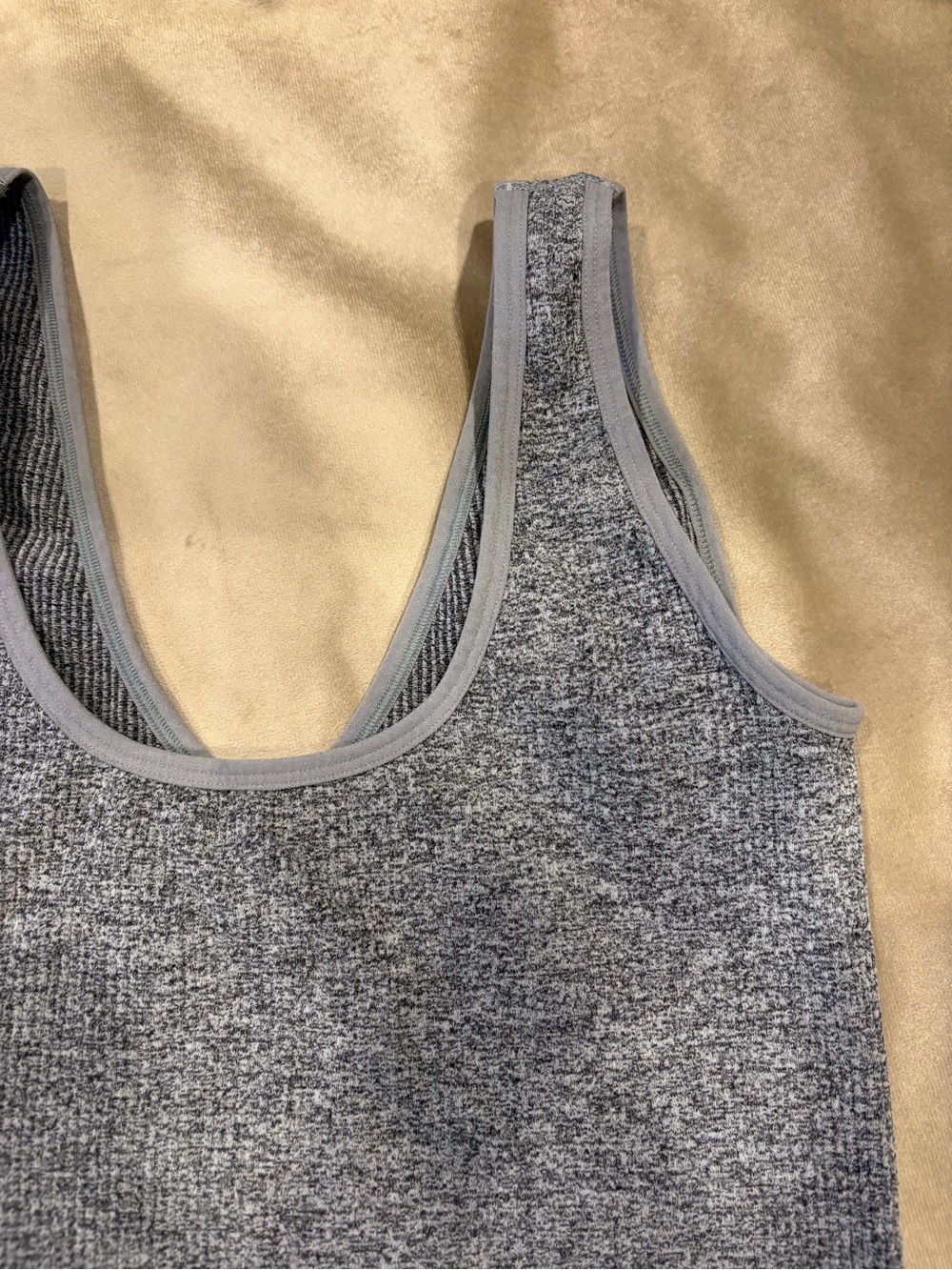 Colsie Gray Ribbed V-Neck Cropped Tank - Picture 4 of 5